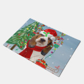 Basset Hound Hund im Schnee mit Weihnachtsgeschenk Fußmatte (Schrägansicht)