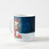Basset Hound Hund im Schnee mit Weihnachtsgeschenk Kaffeetasse (Vorderseite Links)