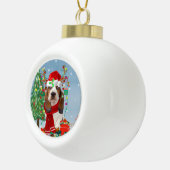 Basset Hound Hund im Schnee mit Weihnachtsgeschenk Keramik Kugel-Ornament (Rechts)