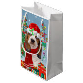 Basset Hound Hund im Schnee mit Weihnachtsgeschenk Kleine Geschenktüte (Rückseite Schrägansicht)