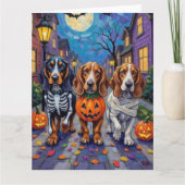 Basset Hound Hunde Trick-or-Treating zu Halloween Karte (Vorderseite)