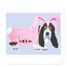 Basset Hound im rosa Hasenanzug