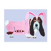 Basset Hound im rosa Kaninchenanzug
