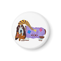 Basset Hound in Pyjamas mit Teddybär