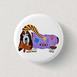 Basset Hound in Schlafanzug mit Teddybär Button