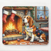 Basset Hound Kamin mit Weihnachtslichtern Mousepad (Vorne)