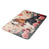 Basset Hound mit Rose - Valentinstag Badematte (Schrägansicht)