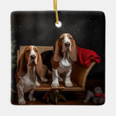 Basset Hound Snowy Sleigh Weihnachtsdekor Keramikornament (Vorderseite)