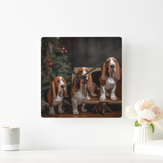 Basset Hound Snowy Sleigh Weihnachtsdekor Quadratische Wanduhr (Zuhause)