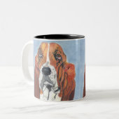 Basset Hound Watson als handgezeichnete Schöpfung Zweifarbige Tasse (Vorderseite Links)