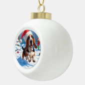 Basset Hound Weihnachtsfest Schneeszene Keramik Kugel-Ornament (Rechts)