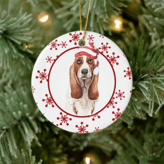 Basset Hound Weihnachtsmannmütze Red Snowflake Keramik Ornament (Baum)
