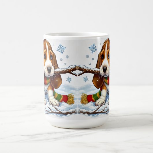 Basset Hound Welpe im Schnee mit Scarf und Zweig Kaffeetasse (Mittel)