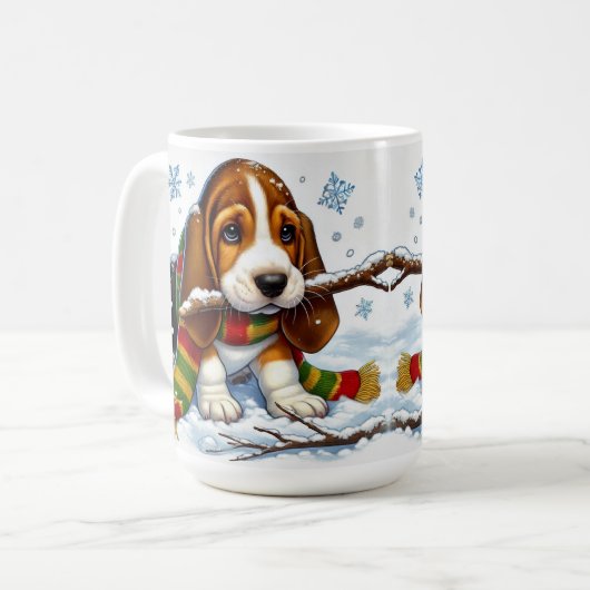 Basset Hound Welpe im Schnee mit Scarf und Zweig Kaffeetasse (Vorderseite Links)