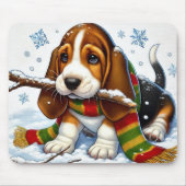 Basset Hound Welpe im Schnee mit Scarf und Zweig Mousepad (Vorne)