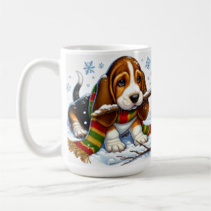 Basset Hound-Welpe im Schnee mit Schal und Zweig Kaffeetasse