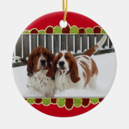 Basset im Schnee auf Weihnachtsverzierung Keramikornament