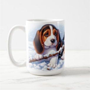 Basset-Welpe spielt mit einem Stock im Schneewinte Kaffeetasse