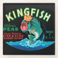 Bassfische mit Krone auf schwarzem Hintergrund