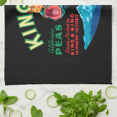 Bassfische mit Krone auf schwarzem Hintergrund Handtuch (Gefaltet)