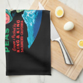 Bassfische mit Krone auf schwarzem Hintergrund Handtuch (Viertel Falte)