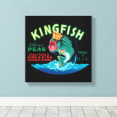 Bassfische mit Krone auf schwarzem Hintergrund Leinwanddruck (Insitu (Holzboden))