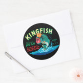 Bassfische mit Krone auf schwarzem Hintergrund Runder Aufkleber (Umschlag)