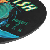 Bassfische mit Krone auf schwarzem Hintergrund Schneidebrett (Ecke)