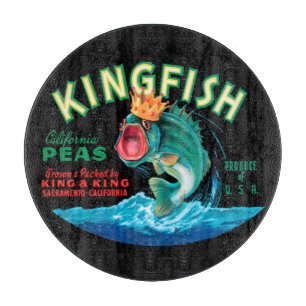 Bassfische mit Krone auf schwarzem Hintergrund Schneidebrett