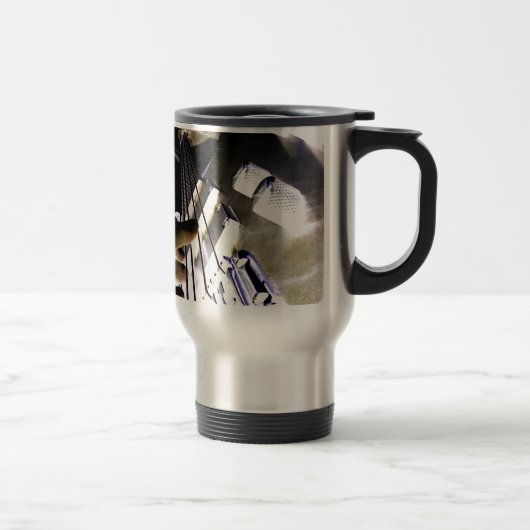 Bassist Reisebecher (Rechts)