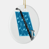 Bassklarinette mit blauem Hintergrund und Keramikornament (Rechts)