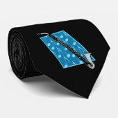 Bassklarinette mit blauem Hintergrund und Krawatte (Gerollt)