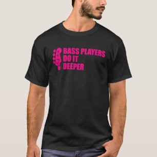 Bassspieler Coole Gitarrenspieler machen es tiefe T-Shirt