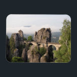 Bastei-Brücke in Deutschland rechteckiger Magnet<br><div class="desc">Der rechteckige Andenkalienmagnet der Bastei-Brücke über der Elbe verbindet die ikonischen Gesteinsformationen der Elbe Sandsteingebirge bei Dresden im Nationalpark Sächsische Schweiz (Sächsische Schweiz) in Ostdeutschland.</div>
