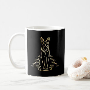 Bastet, ägyptische Katzengöttin vor einer Pyramide Kaffeetasse