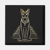 Bastet, ägyptische Katzengöttin vor einer Pyramide Magnet (Vorne)