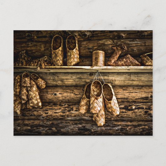 Bastschuhe an der Wand Postkarte (Vorderseite)