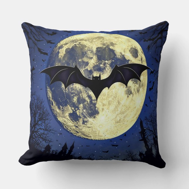 Bat Flying Over Moonlit Sky Kissen (Vorderseite)