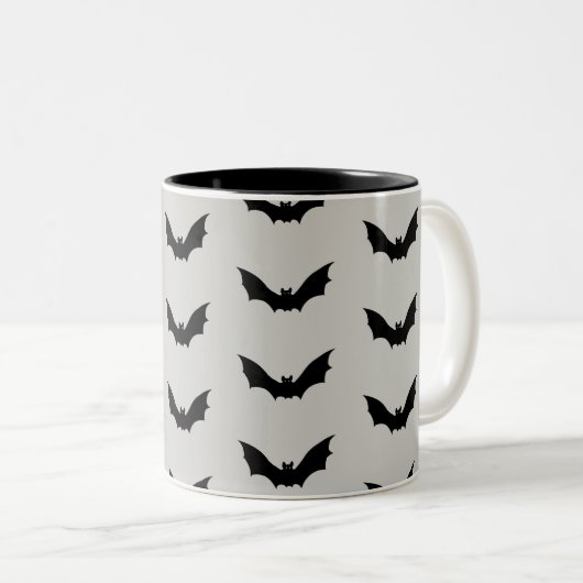 Bat Flying Spooky Halloween Muster Zweifarbige Tasse (VorderseiteRechts)