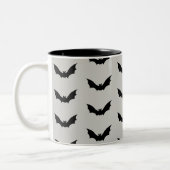 Bat Flying Spooky Halloween Muster Zweifarbige Tasse (Links)