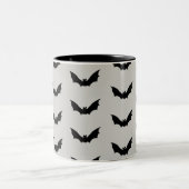Bat Flying Spooky Halloween Muster Zweifarbige Tasse (Mittel)