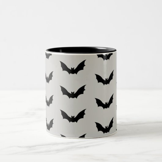Bat Flying Spooky Halloween Muster Zweifarbige Tasse (Mittel)