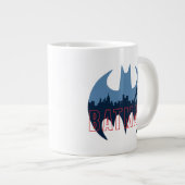 BAT-Logo mit Gotham- und Bat-Signal Jumbo-Tasse (Vorderseite Rechts)