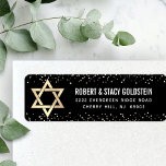 Bat Mitzvah Black Gold Glitzer Kühne Rücksendeadre<br><div class="desc">Seien Sie stolz, freuen Sie sich und feiern Sie diesen Meilenstein Ihres Lieblings-Bat Mitzvah, wenn Sie dieses raffinierte, personalisierte Rücksendelabel! Kühne, weiße Sans Serif Typografie, ein Imitat goldener Star von David und winzig, Imitate goldenen Konfetti Glitzer Punkte überlagern einen raffinierten, dramatischen schwarzen Hintergrund. Personalisieren Sie den benutzerdefinierten Text mit ihrem...</div>