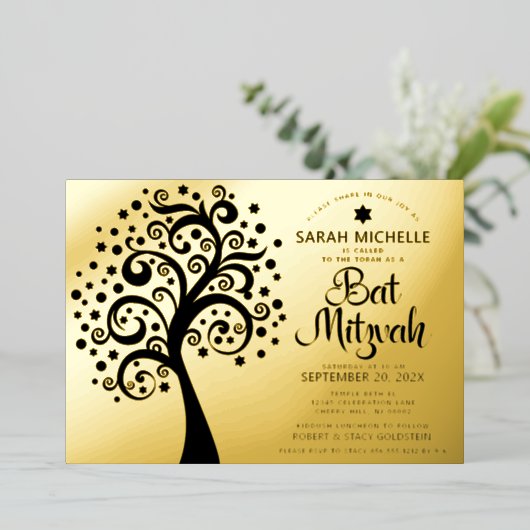 Bat Mitzvah Black Tree of Life Script Real Gold Folieneinladung (Stehend vorne)