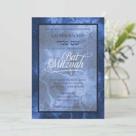 Bat Mitzvah Blue Watercolor Blume Einladung (Stehend Vorderseite)