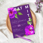 Bat Mitzvah Bold Moderne Lila Wasserfarbe Einladung<br><div class="desc">Seien Sie stolz, freuen Sie sich und präsentieren Sie diesen Meilenstein Ihres Lieblings-Bat Mitzvah mit dieser raffinierten, personalisierten Einladung! Eine schicke, atemberaubende, lila, rosa, florale Aquarellfarbe mit modernem san serif type überlagert einen dunklen lila Pflaumenhintergrund. Personalisieren Sie den benutzerdefinierten Text mit dem Namen, Datum und Veranstaltungsort Ihres Bat Mitzvah. Garantiert,...</div>