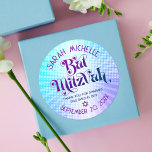 Bat Mitzvah Bold Retro Boho Blue Lila Gradient Runder Aufkleber<br><div class="desc">Seien Sie stolz, freuen Sie sich und präsentieren Sie diesen Meilenstein Ihres Lieblings-Bat Mitzvah! Benutzen Sie diesen personalisierten Boho Retro Aufkleber, um ihren besonderen Tag hinzuzufügen. Die trendige, fett lila und marineblaue Typografie mit moderner Sans-Serif-Typografie überlagert den Hintergrund von türkisfarbenen Pop und lila Ober-Farbradien mit weißen Punkten. Personalisieren Sie den...</div>