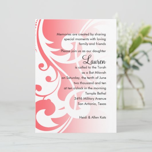 Bat Mitzvah Coral Pink Weiß Zeitgenössische Wirbel Einladung (Stehend Vorderseite)