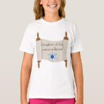 Bat Mitzvah Daugther vom Gebot T-Shirt<br><div class="desc">In diesem T - Shirt wird Bat Mitzvah gefeiert und eine Torarolle mit "Tochter des Gebots" auf dem Design geschrieben. Eine großartige Art zu feiern ist tief greifende Leistung,  kaufen Sie heute Ihre! Clip Art: AMBillustrations http://www.etsy.com/shop/AMBillustrations/</div>